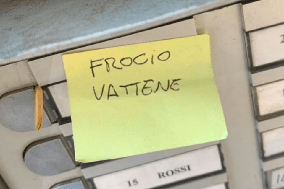 ‘Fr*cio vattene’: il messaggio omofobo che Luca Tommassini ha trovato sul citofono di casa
