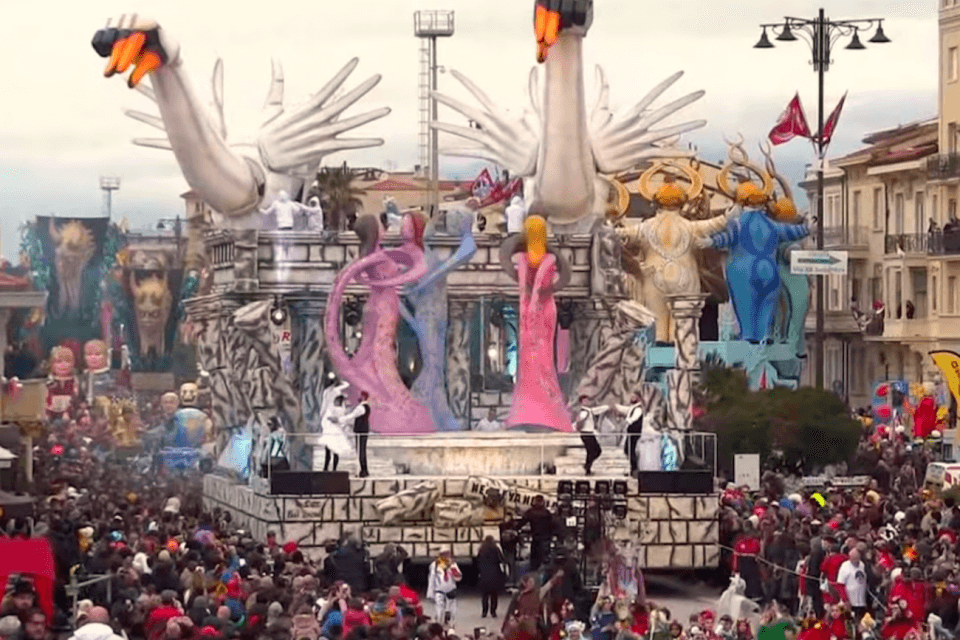 Il carro LGBT al Carnevale di Viareggio: omaggio all’amore e contro l’omofobia – VIDEO
