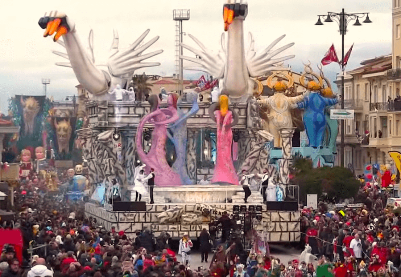 Il carro LGBT al Carnevale di Viareggio: omaggio all’amore e contro l’omofobia – VIDEO