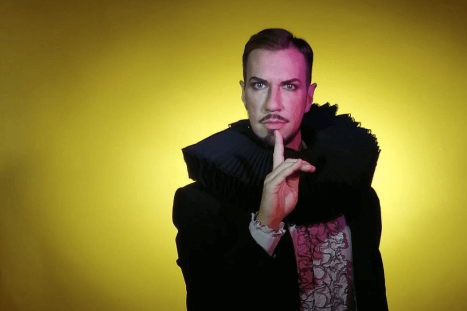 Andrea Mastroni, l’Achille Lauro della lirica: “L’eccentrico mi diverte, amo stupire”