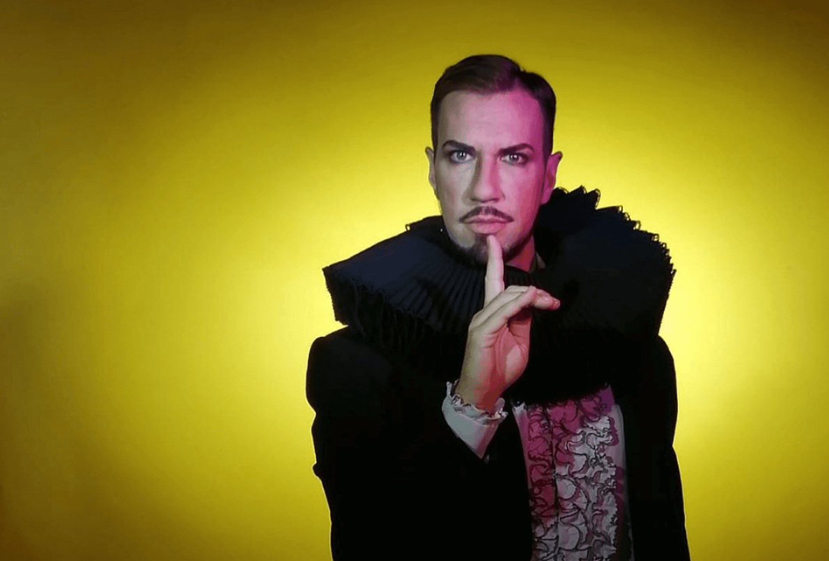 Andrea Mastroni, l’Achille Lauro della lirica: “L’eccentrico mi diverte, amo stupire”