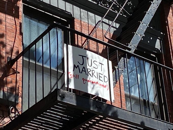 Coronavirus a New York: coppia gay si sposa in casa - le foto - ETpkf1pWoAAvZWd - Gay.it