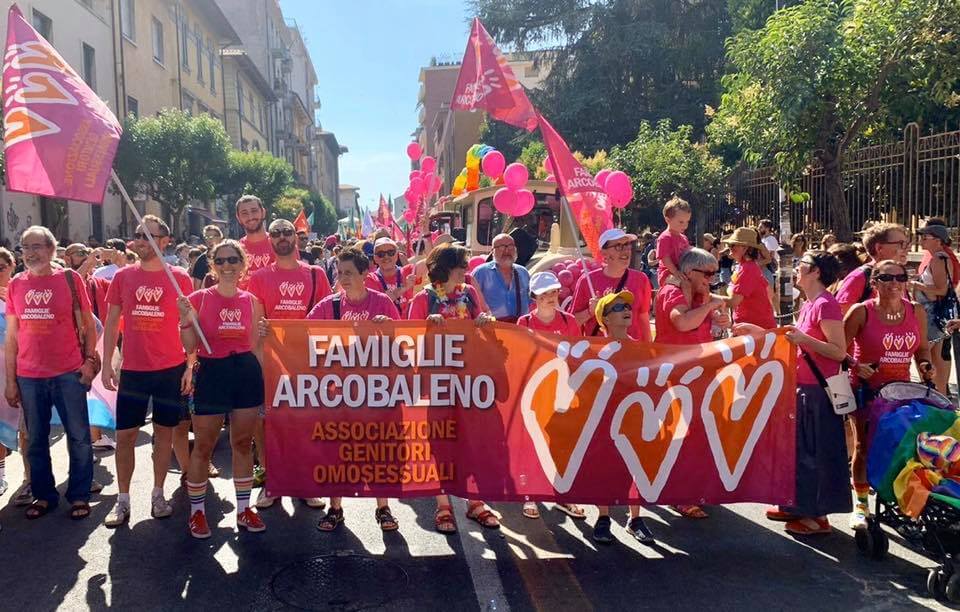 Coronavirus, per le famiglie arcobaleno d’Italia nessun accesso a congedo parentale e bonus – VIDEO