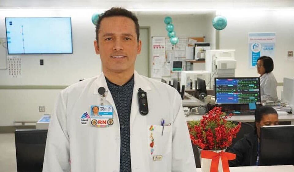 Coronavirus, addio all’infermiere di New York con la spilla rainbow sul camice – il ricordo dei colleghi