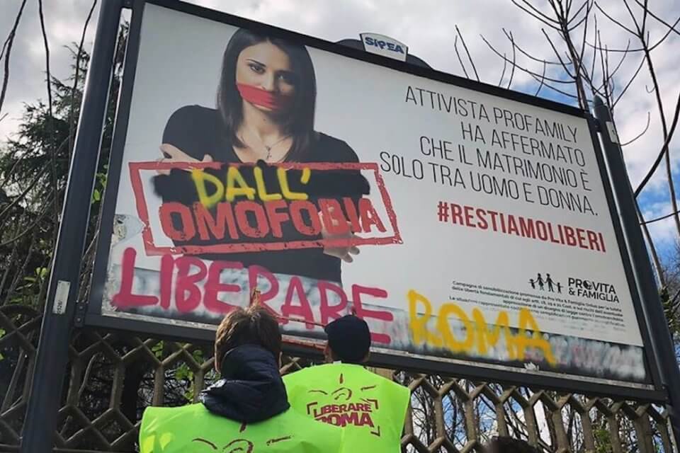 “Liberare Roma dall’Omofobia”, così corretti i cartelloni di Pro Vita
