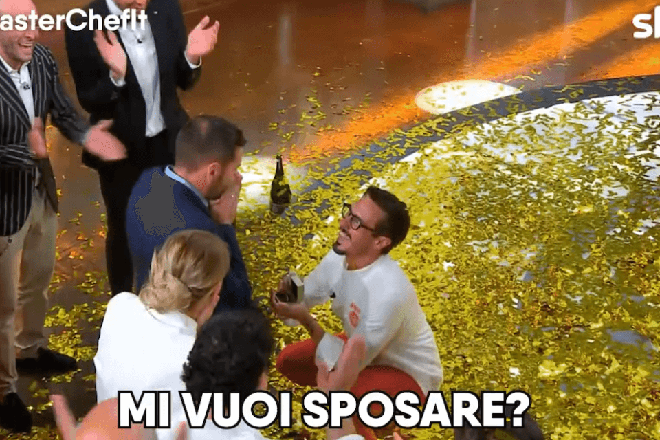 Masterchef Italia 9, Antonio Lorenzon trionfa e chiede la mano al fidanzato: “Mi vuoi sposare?” – il video