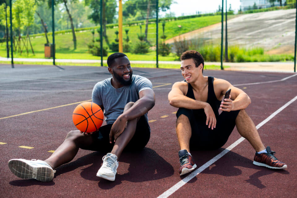 Coach di basket legge un sermone omofobo ai suoi ragazzi: denunciato da due mamme