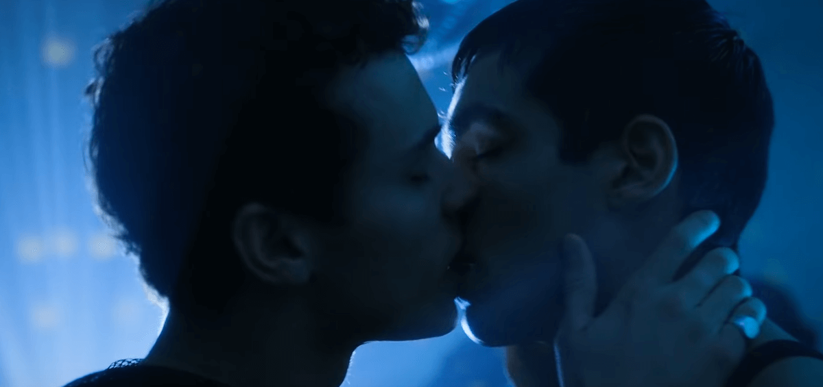 Guida TV tra film e serie LGBT, 14 marzo 2020: ecco cosa c’è da vedere - elite 3 bacio gay - Gay.it