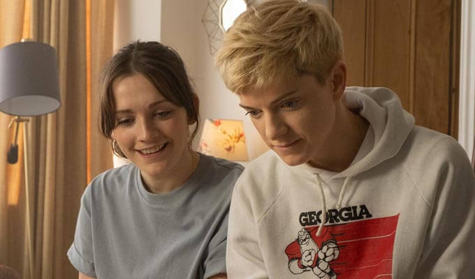 Guida TV tra film e serie LGBT, 22 marzo 2020: ecco cosa c’è da vedere - feel good ep1 mae martin 2 - Gay.it