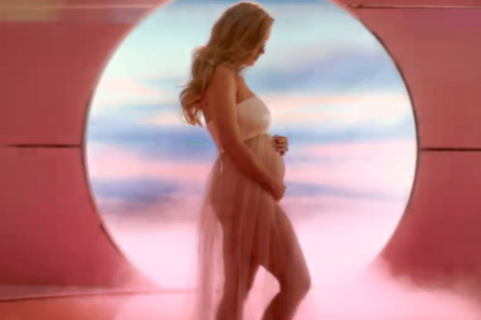 Katy Perry è incinta, l’annuncio ufficiale con il video di ‘Never Worn White’