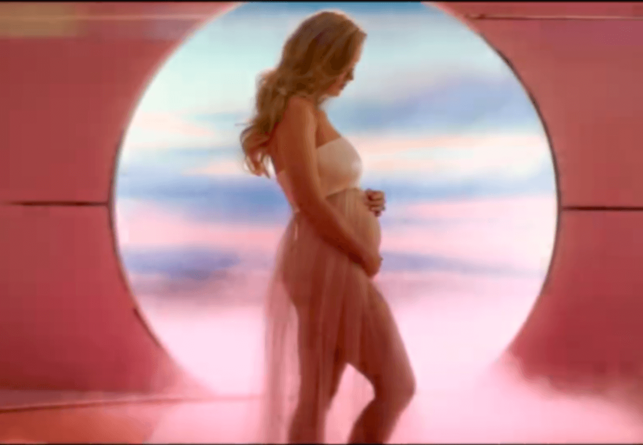 Katy Perry è incinta, l’annuncio ufficiale con il video di ‘Never Worn White’