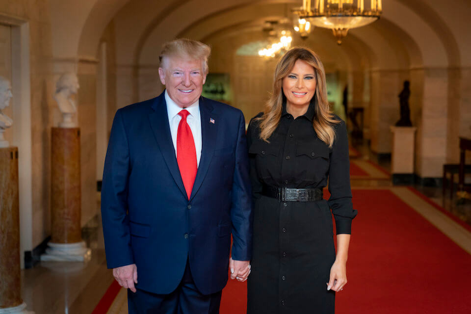 Epic Fail Melania Trump ai tempi del Coronavirus: “Uscite all’aria aperta, godetevi la primavera”