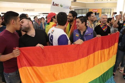 Guardie vietano a coppia gay di tenersi per mano: decine di coppie LGBT si baciano in segno di protesta - messico - Gay.it