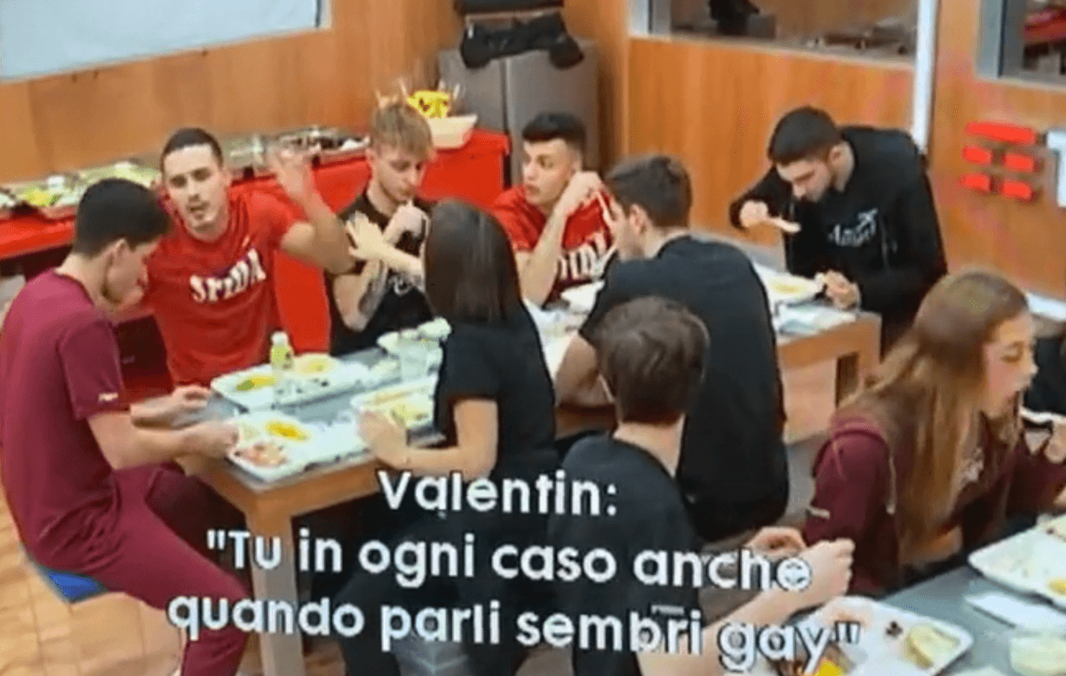 Amici 19, “Valentin omofobo, bullo e violento”, spunta il video inedito (ma con ingiustificabile ritardo)