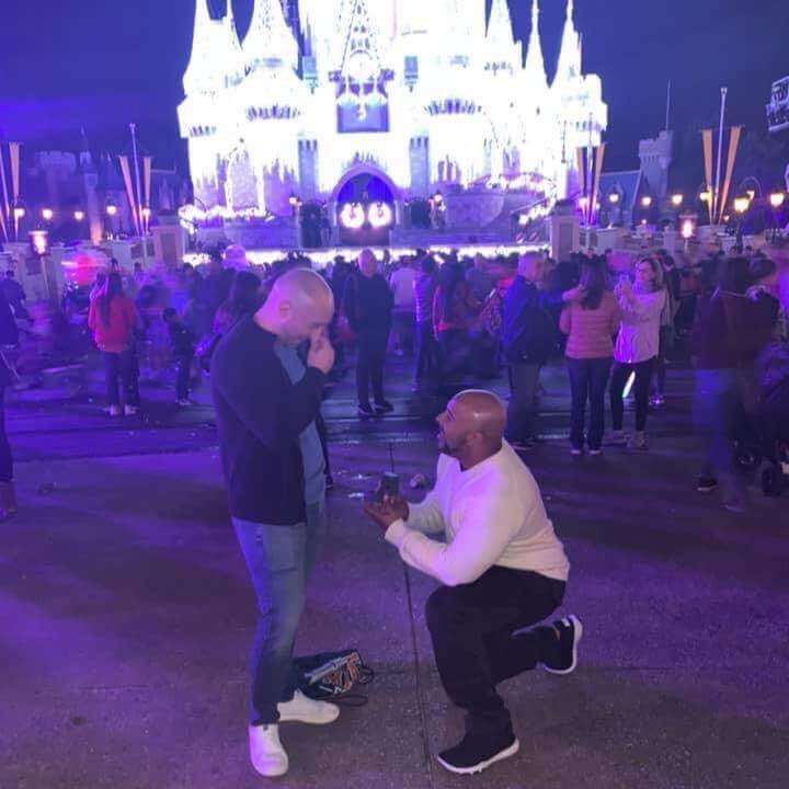 Coronavirus, morto il poliziotto che si era proposto al fidanzato a Disney World - 25ZWPTFVYVGUNCMOYL7EUCUCIY - Gay.it