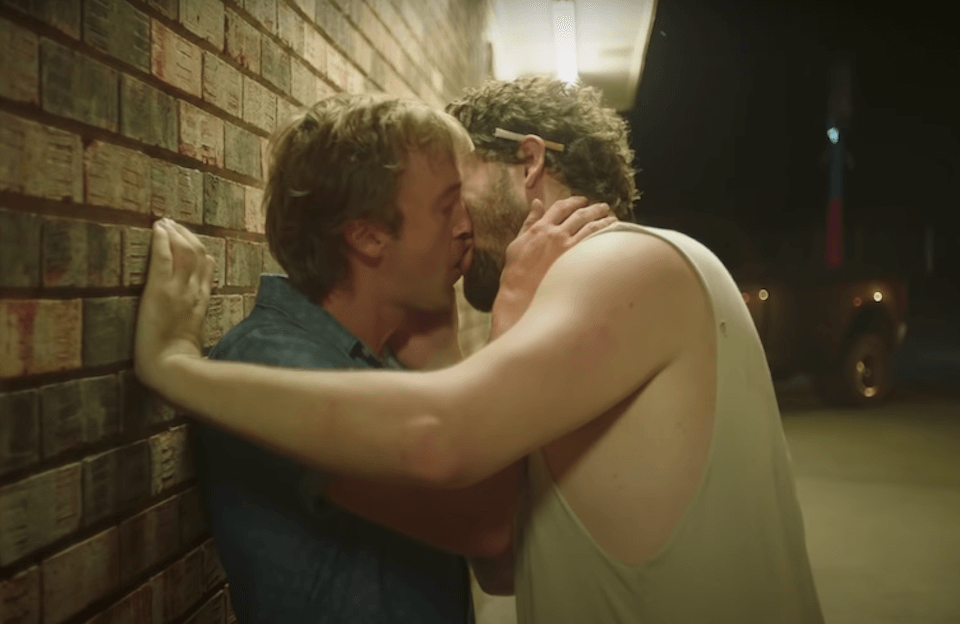 Braking for Whales, bacio gay per Tom Felton  di Harry Potter nel primo trailer – video