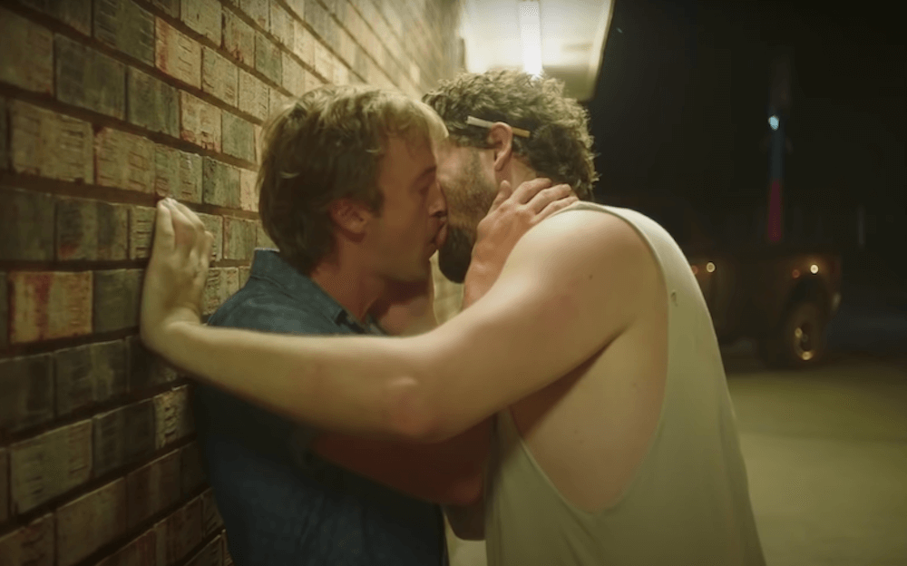 Braking for Whales, bacio gay per Tom Felton  di Harry Potter nel primo trailer – video