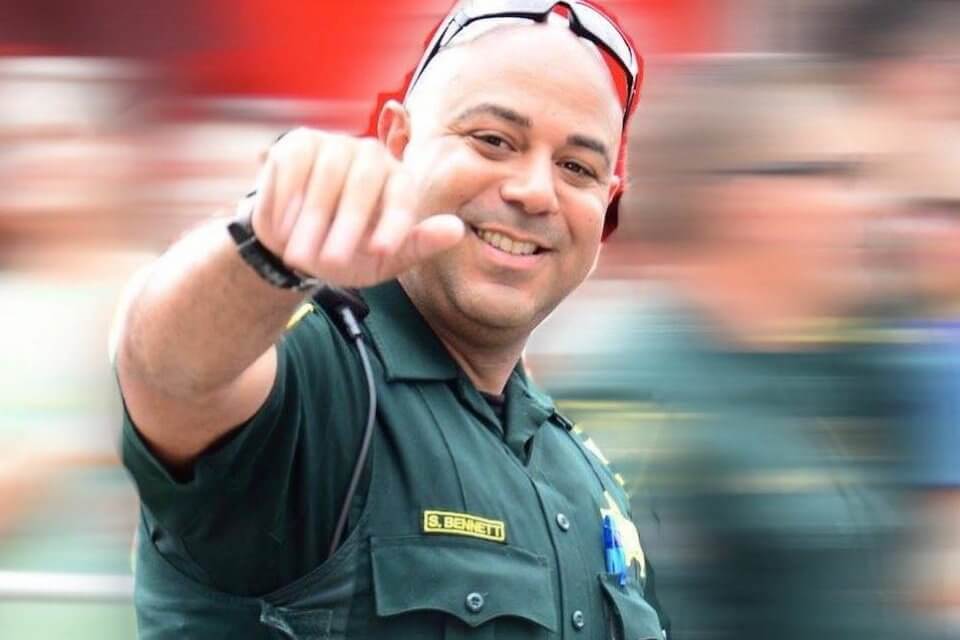 Coronavirus, morto il poliziotto che si era proposto al fidanzato a Disney World