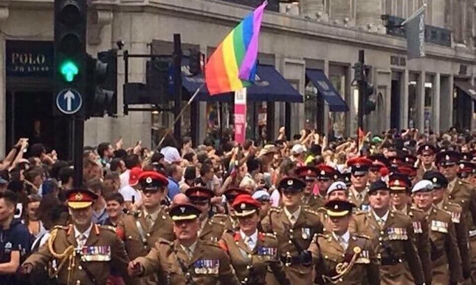 Capo dell'intelligence inglese si scusa per decenni di omofobia: "Deve aver causato danni di ogni sorta" - DXmyJMEW4AAE9HV - Gay.it