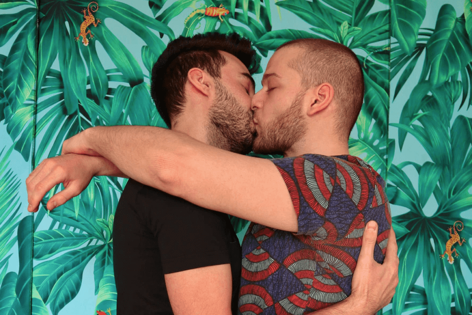 Unione civile rinviata causa Coronavirus, l'annunciano con un bacio e piovono insulti omofobi - Marco Marcherrimo bacio - Gay.it