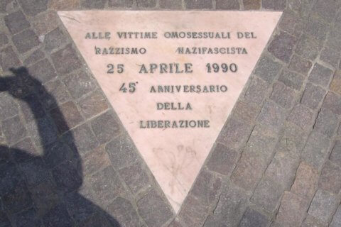 25 aprile, 31 anni fa a Bologna il primo monumento in ricordo delle vittime LGBT del nazifascismo - bologna triangolo rosa - Gay.it