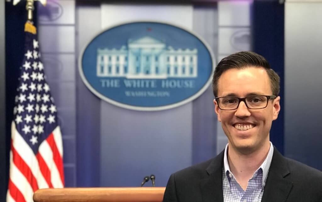 L’addetto stampa gay della Casa Bianca nega che l’omofobia USA sia aumentata a causa di Donald Trump