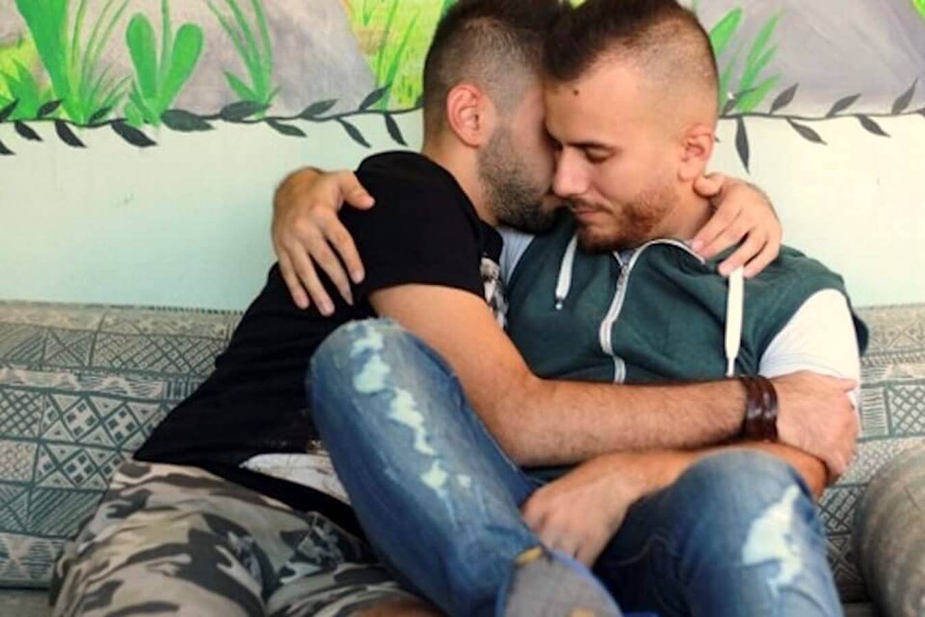Rifugiato gay picchiato e cosparso di benzina dalla folla omofoba guidata dal padre