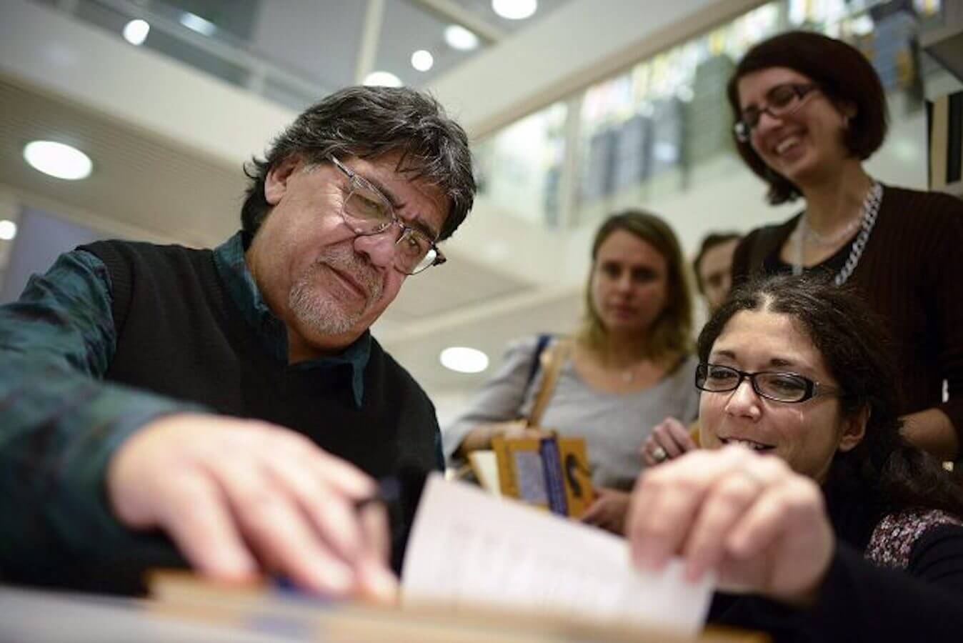 Morto per Coronavirus Luis Sepulveda: il suo ‘La gabbianella e il gatto’ era l’amore in una famiglia non tradizionale