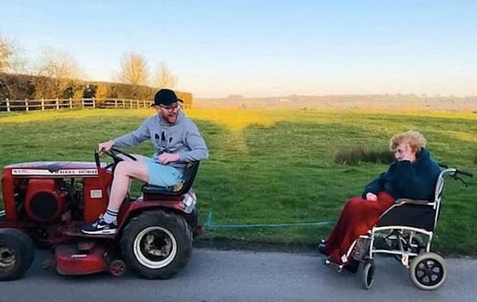 Tommy Ferris, è virale il nipote che in isolamento fa coming out con la nonna 81enne