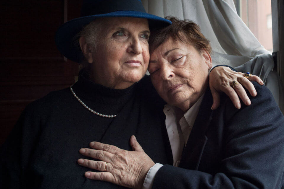 Maria Laura e Lidia, la foto del loro amore firmata Melissa Ianniello premiata in Florida - 01 Maria Laura Annibali 74 years old and Lidia Merlo 72 years old Rome - Gay.it
