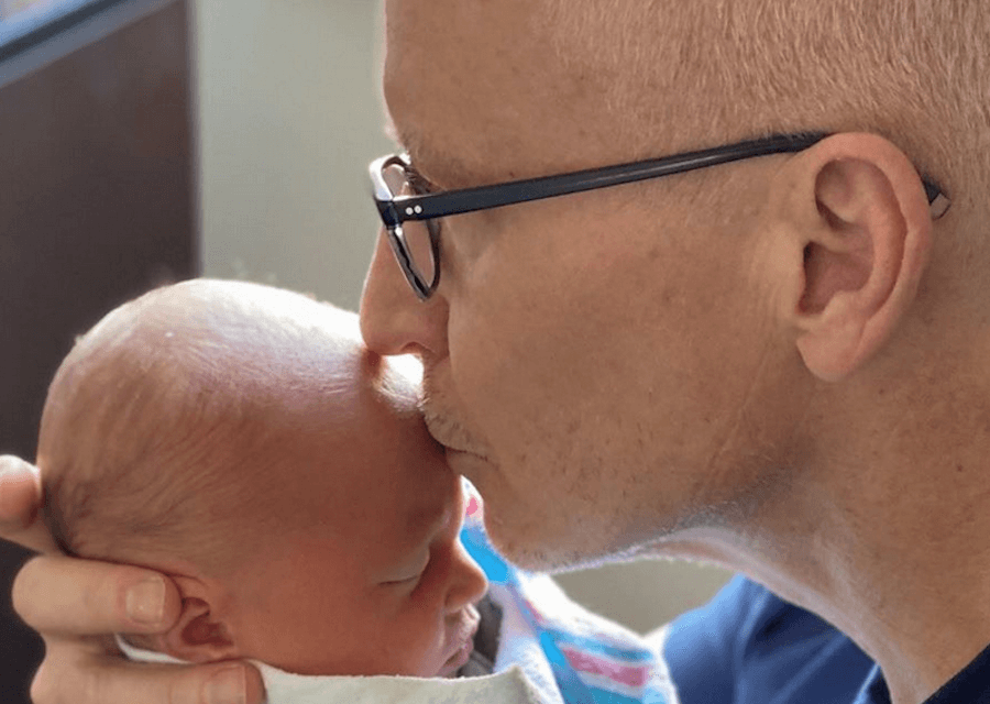 Anderson Cooper è diventato papà: "Grazie alle mamme surrogate che benedicono le famiglie che non possono avere figli" - Anderson Cooper - Gay.it