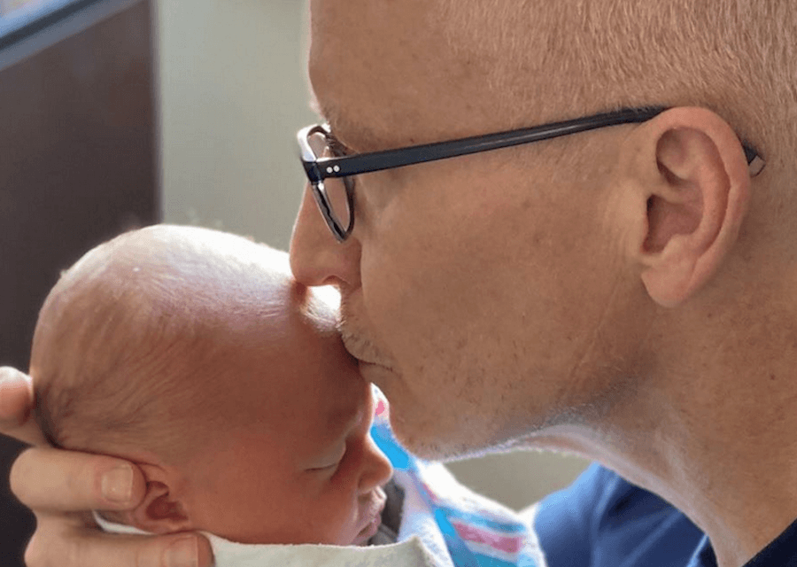 Anderson Cooper è diventato papà: “Grazie alle mamme surrogate che benedicono le famiglie che non possono avere figli”