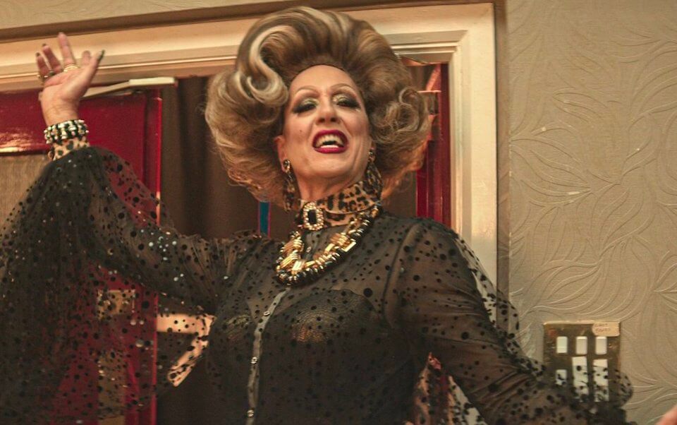 Everybody’s Talking About Jamie, Richard E. Grant è una fantastica drag nelle prime immagini ufficiali