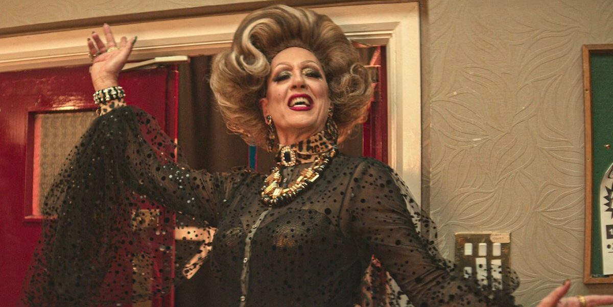 Everybody’s Talking About Jamie, Richard E. Grant è una fantastica drag nelle prime immagini ufficiali