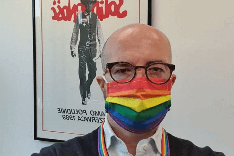 L'ambasciatore inglese in Polonia con mascherina arcobaleno a sostegno dei diritti LGBTQ - Jonathan Knott - Gay.it