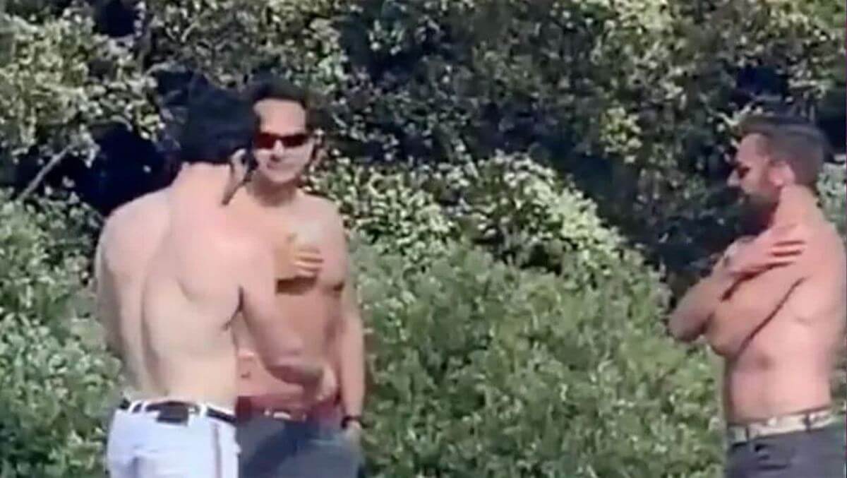Leo Varadkar e l’amato Matthew a petto nudo nel parco, polemiche sul distanziamento sociale