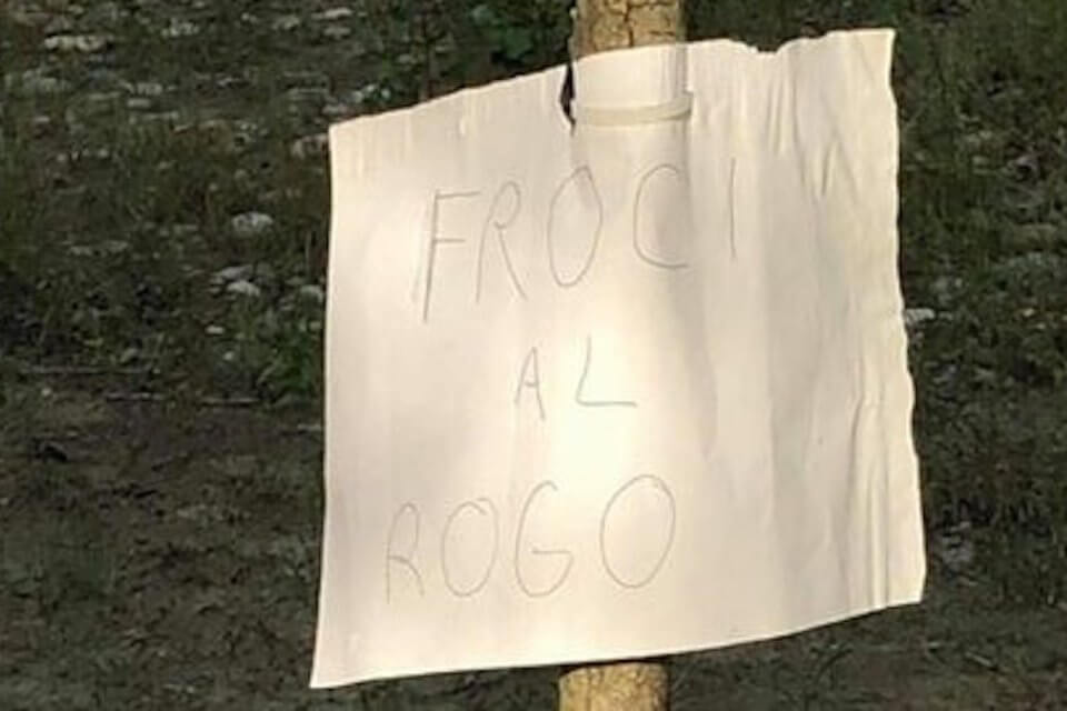 Omofobia a Vizzola Ticino, cartelli e scritte alla spiaggetta: “Fr*ci al rogo”