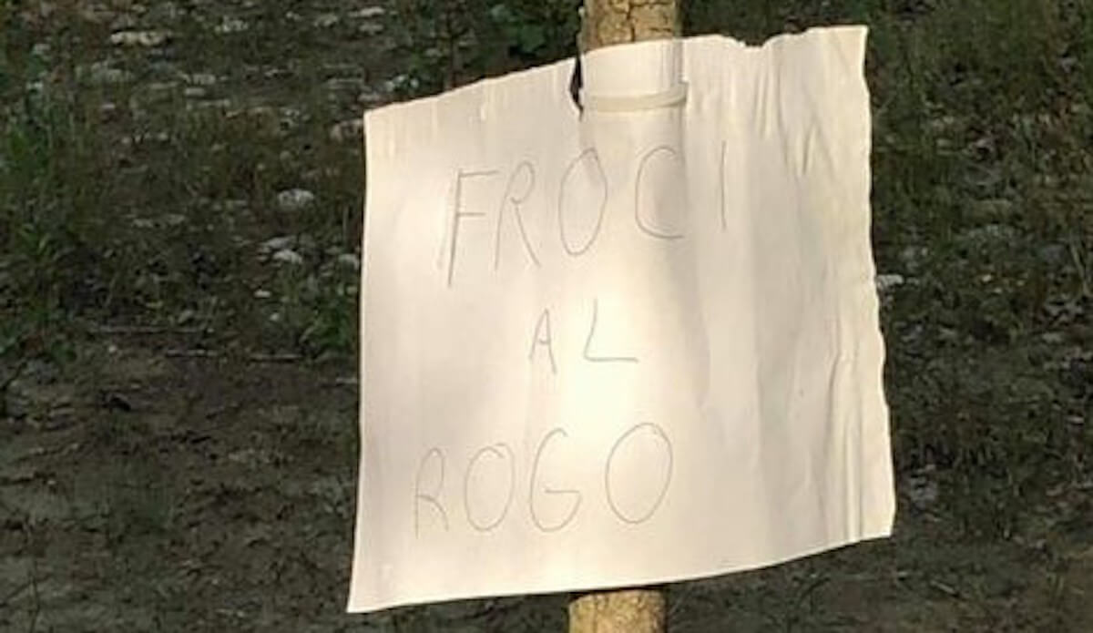Omofobia a Vizzola Ticino, cartelli e scritte alla spiaggetta: “Fr*ci al rogo”