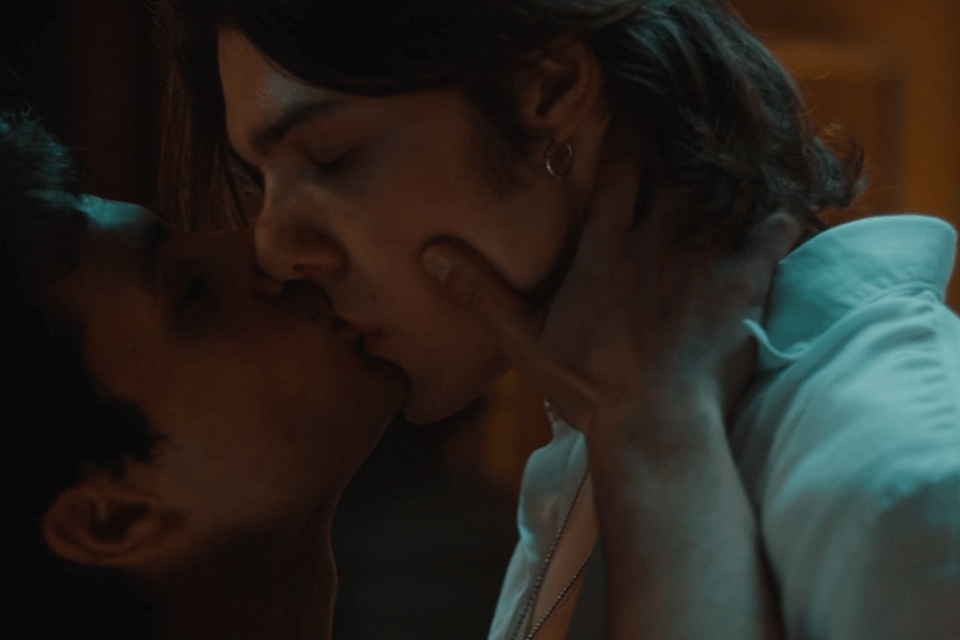 Vivi e Lascia Vivere, il lungo bacio tra Giovanni e Luca