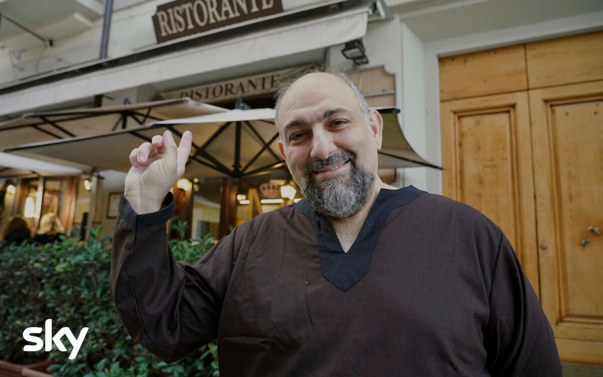 Partecipa a 4 Ristoranti con il compagno e viene sommerso dalle telefonate omofobe – la denuncia video