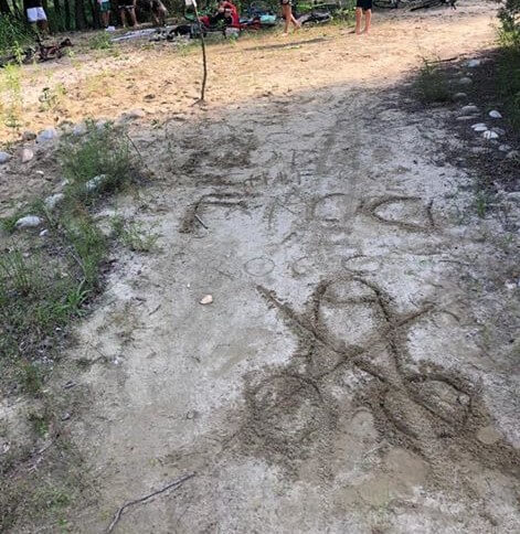 Omofobia a Vizzola Ticino, cartelli e scritte alla spiaggetta: "Fr*ci al rogo" - immagine - Gay.it