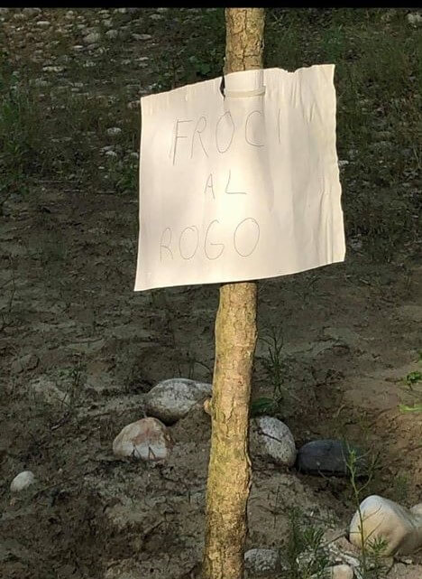 Omofobia a Vizzola Ticino, cartelli e scritte alla spiaggetta: "Fr*ci al rogo" - immagine11 - Gay.it