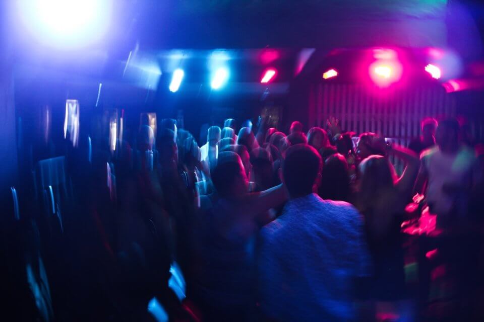 Happiness - racconto inedito di Andrea Fiocca - people dancing inside building 801863 - Gay.it