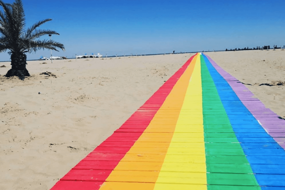 Rimini, bellissima passerella arcobaleno da spiaggia per celebrare l'Onda Pride - rimini pride spiaggia - Gay.it