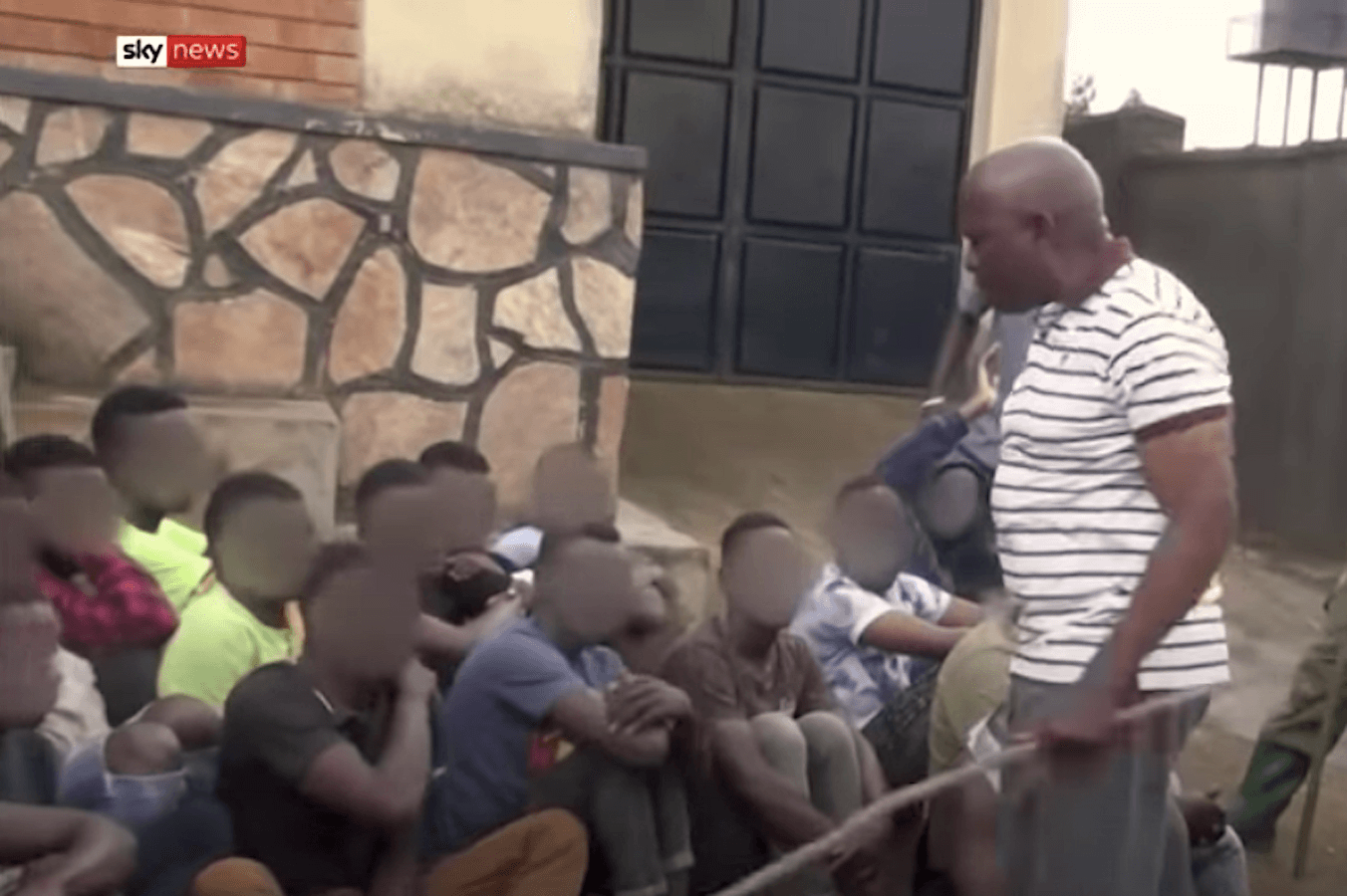 Torture e arresti in piena pandemia: ora l’Uganda dovrà rispondere della violazione dei diritti umani per 20 persone LGBT