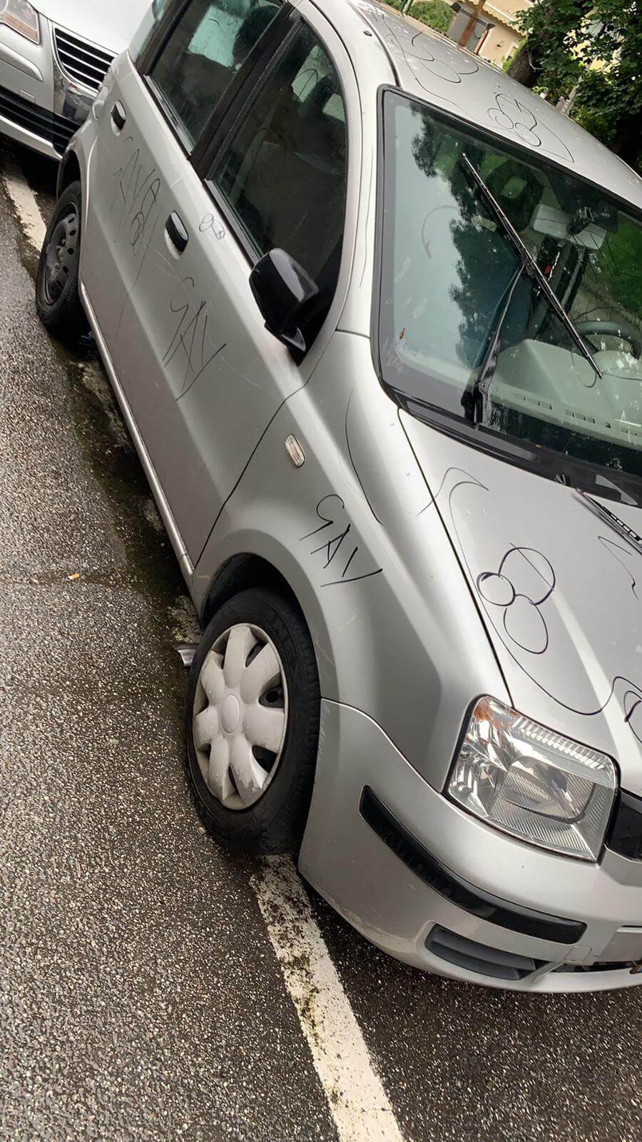 Bolzano, gli devastano l'auto con scritte e disegni omofobi - AUTO BOLZANO 20202 1 - Gay.it