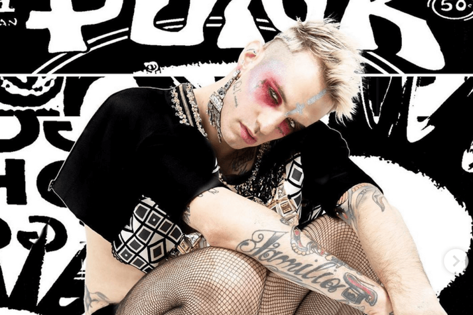 Achille Lauro versione MalaFemmena Punk con tacchi alti e calze a rete, la foto social che stronca la mascolinità tossica