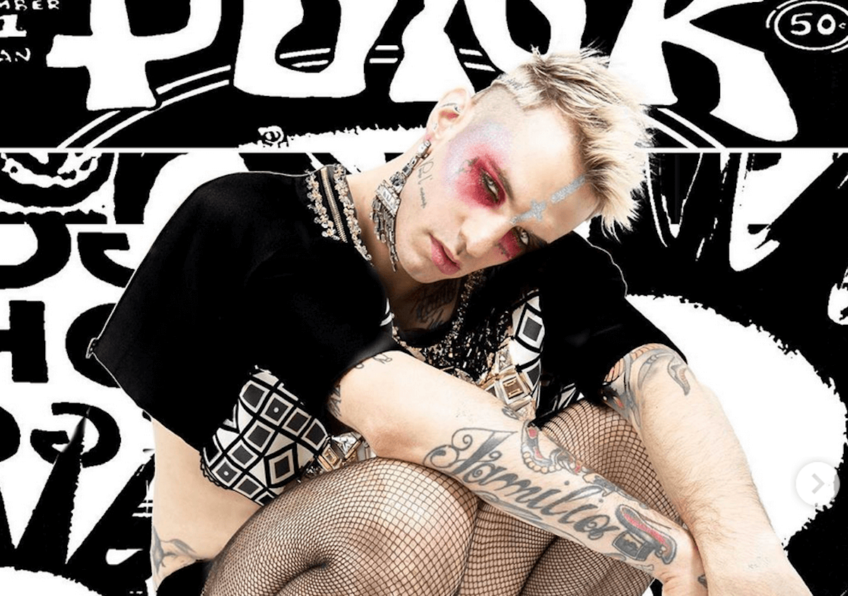 Achille Lauro versione MalaFemmena Punk con tacchi alti e calze a rete, la foto social che stronca la mascolinità tossica