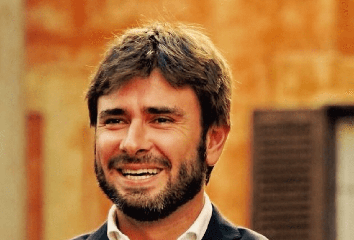 Tutti contro Alessandro Di Battista: NESSUNO tocchi il Pride, simbolo di orgoglio, libertà e resistenza