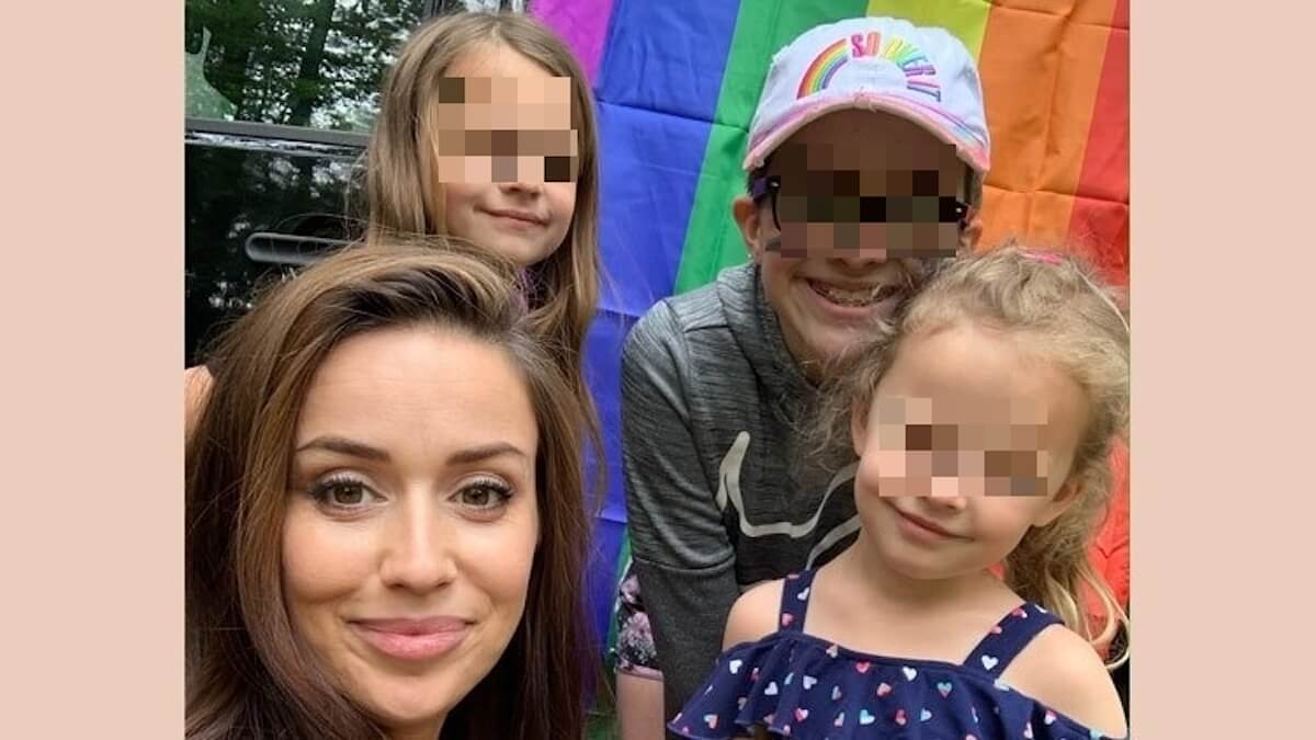 13enne travolge la sua città con una pioggia di bandiere arcobaleno